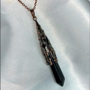 Onix and copper pointer pendant in a copper chain.